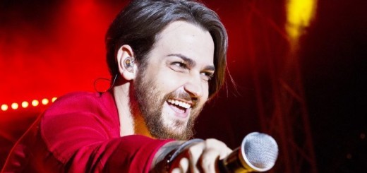 Valerio Scanu a gamba tesa su Maria De Filippi!