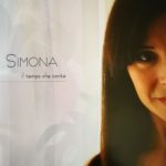 Esce oggi l’album di Simona, Il tempo che conta: la recensione