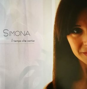 Esce oggi l'album di Simona, Il tempo che conta: la recensione